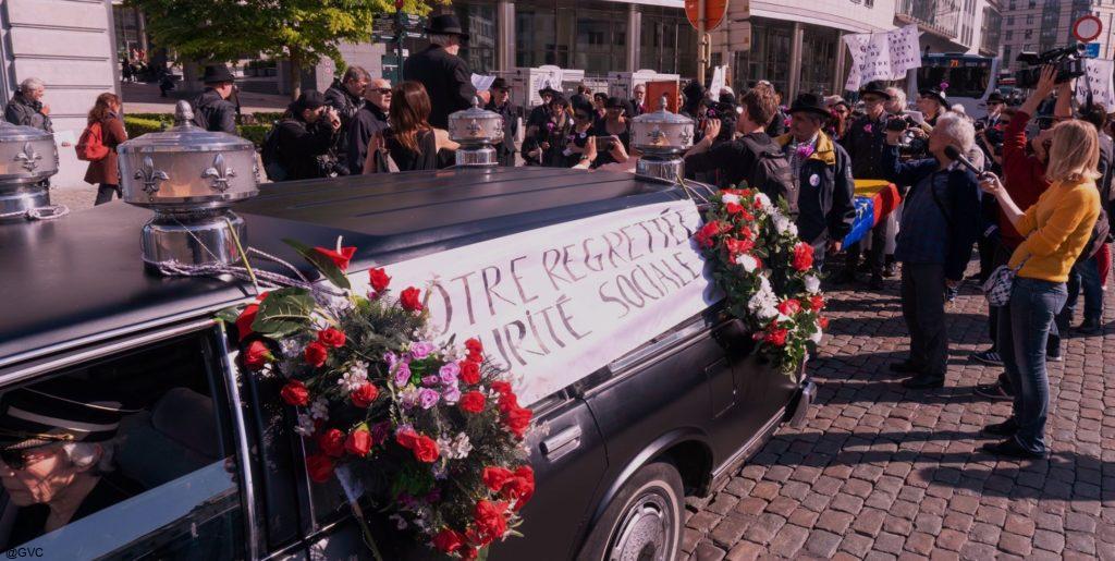 Désobéissance civile  – Le GANG occupe la Place du Luxembourg, devant le Parlement européen