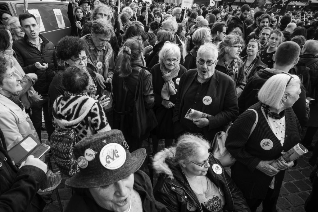 Des gansters réagissent à la montée de la peste brune.