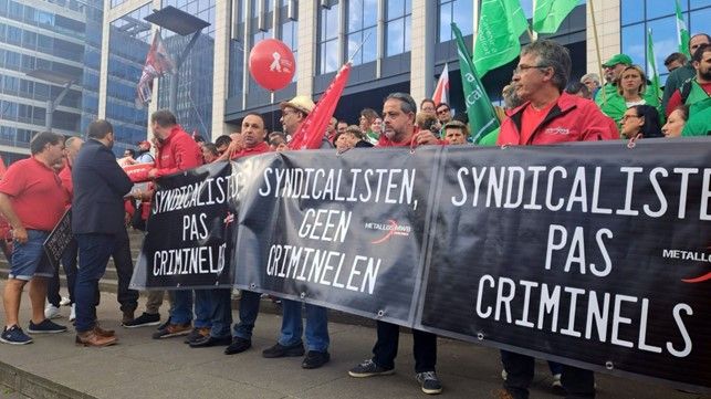 Des syndicats et des organisations du milieu se rassemblent pour protester contre une proposition de nouvelle loi visant à limiter le droit de manifester, à Bruxelles, le mercredi 7 juin 2023.