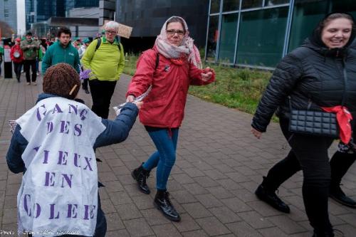 Le gang manifeste avec le Non-Marchand