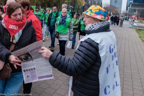 Le gang manifeste avec le Non-Marchand