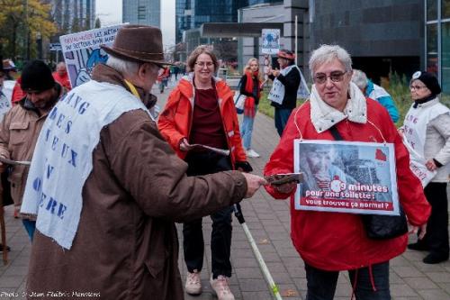 Le gang manifeste avec le Non-Marchand