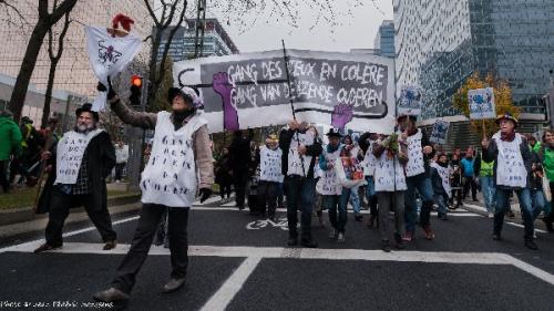 Le gang manifeste avec le Non-Marchand