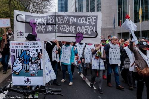 Le gang manifeste avec le Non-Marchand