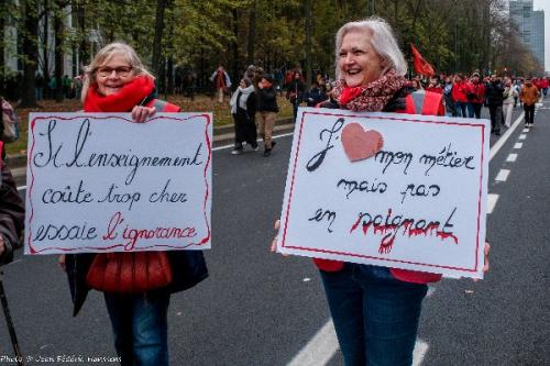 Le gang manifeste avec le Non-Marchand